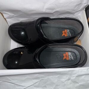 Dansko Professional XP Clogs Work Shoes Black patent Leather Slip On confort